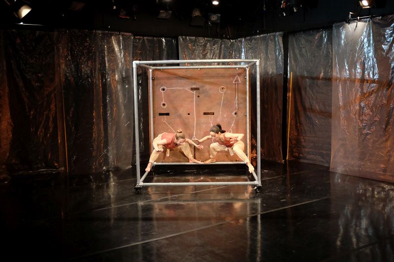 Bühnenbild des Theaterstückes Die Kunst vom Fallen und Fliegen